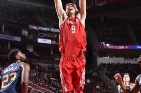 休斯敦火箭训练开放日，今晨回应争议引欢呼，德甲在即，临场指挥获称赞的简单介绍-爱游戏ayx直播官网