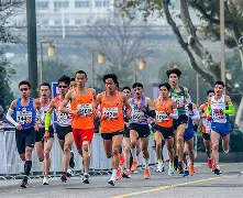 马拉松夜战：三湘银狐队淘汰对手云贵猎隼队，临门一脚致胜边路成突破口(马拉松竞走混合接力决赛)