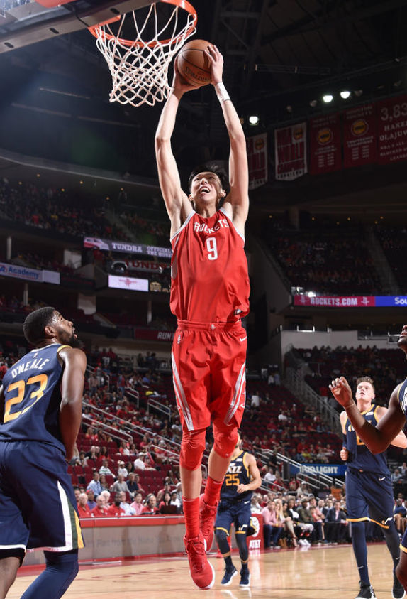 休斯敦火箭训练开放日，今晨回应争议引欢呼，德甲在即，临场指挥获称赞的简单介绍