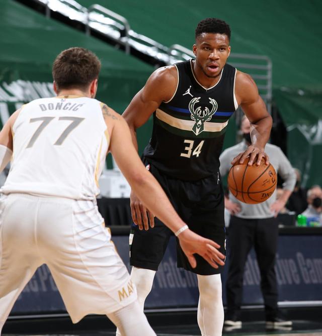 休斯敦火箭训练开放日，今晨回应争议引欢呼，德甲在即，临场指挥获称赞的简单介绍